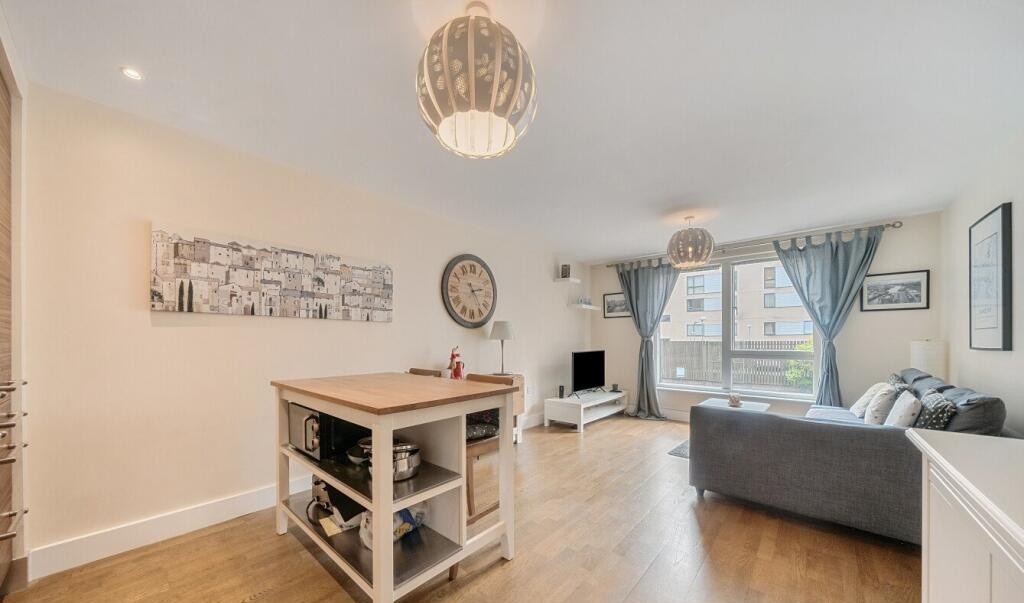 2 Bed Flat, Falcon Drive, CF10, N1 7GU