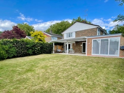 5 Bed Semi-Detached House, Ringwood Close, RH10