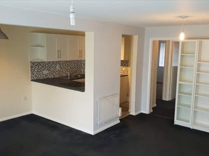 2 Bed Flat, Hyde Heath Court, RH10