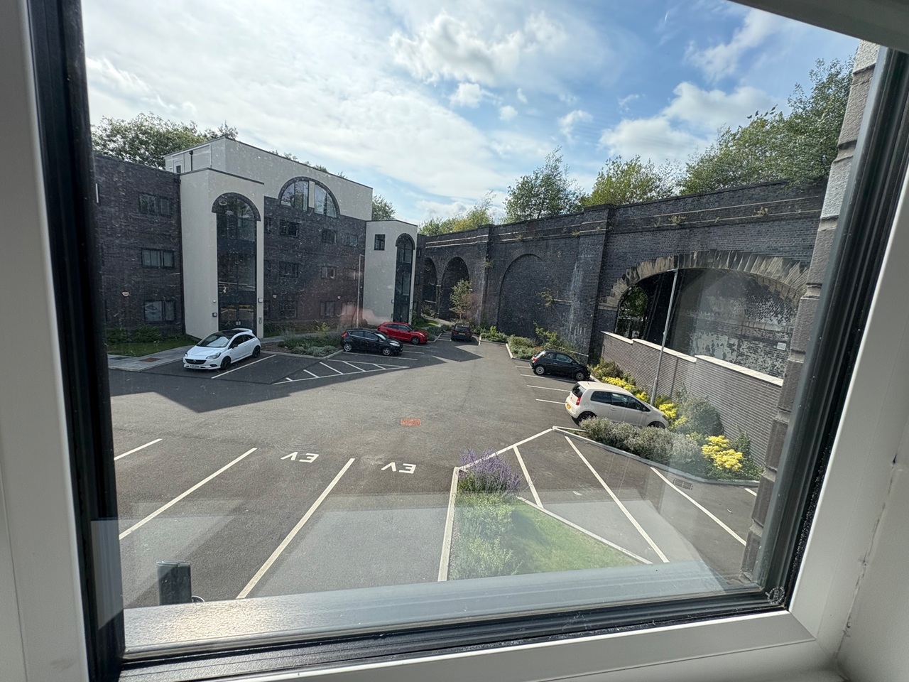 2 Bed Flat, West End Court, LS11 photo 3