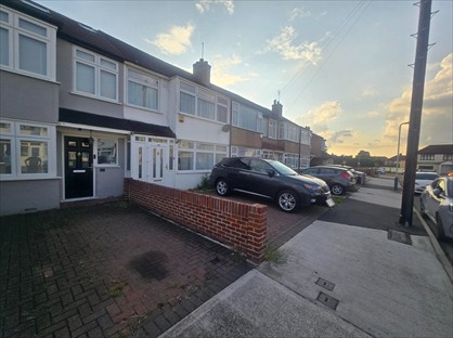 3 Bed Terraced House, Midhurst Gardens, UB10