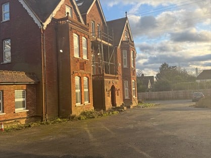 2 Bed Flat, Dippen Hall, RH7