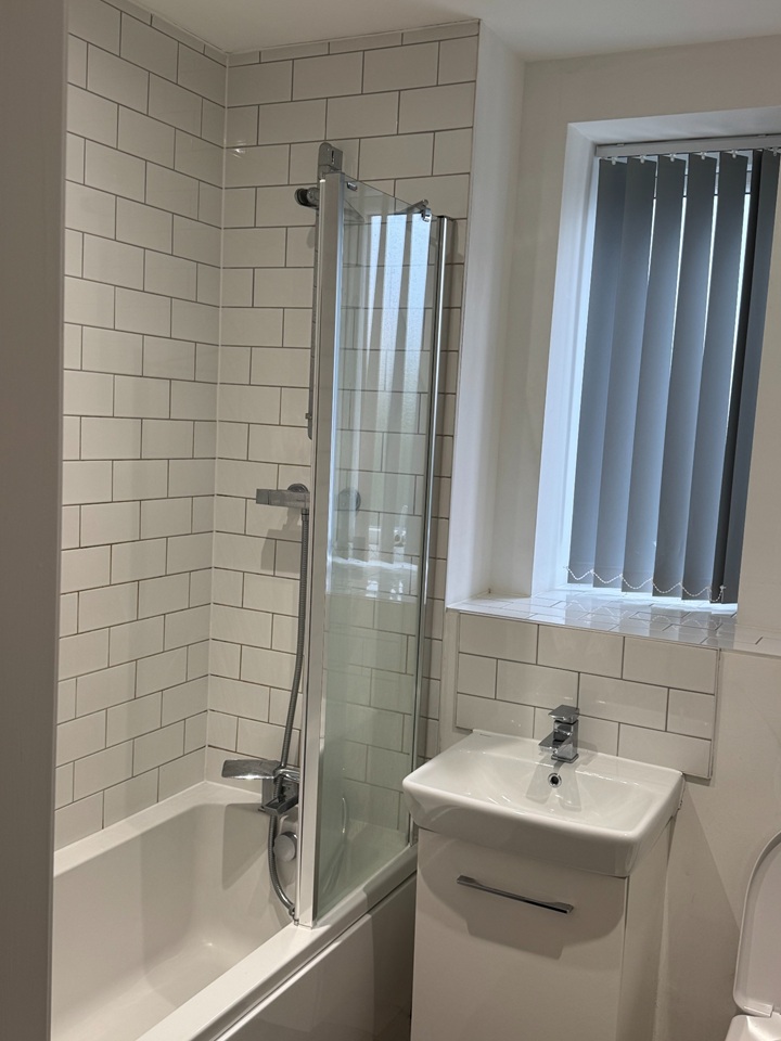 2 Bed Flat, Bird Close, B12 photo 5