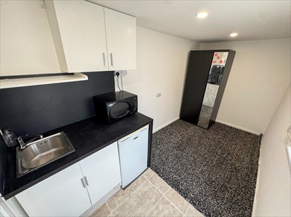 Studio Flat, Stanwell Road, TW14