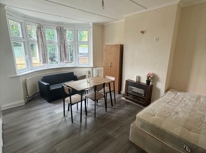 Studio Flat, Cheam Road, KT17