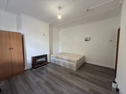 Studio Flat, Cheam Road, KT17