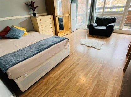 Room in a Shared Flat, With Balcony, SW8