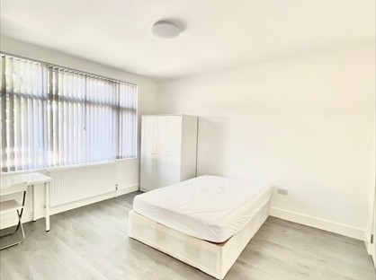 Room in a Shared House, Park Road, N18