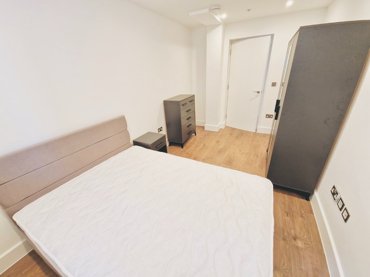 2 Bed Flat, Wandsworth Road, SW8 photo 5
