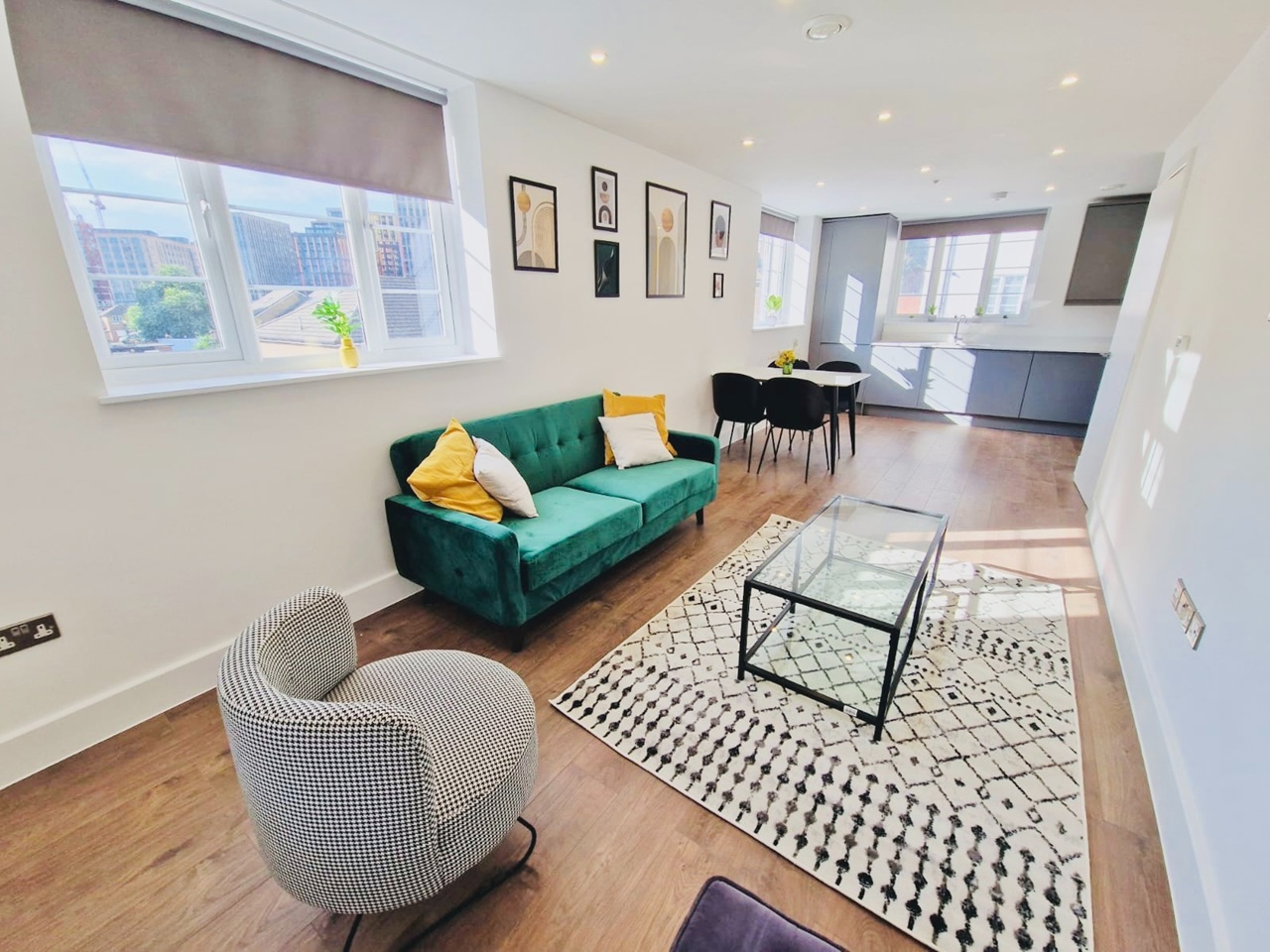 2 Bed Flat, Wandsworth Road, SW8 photo 4