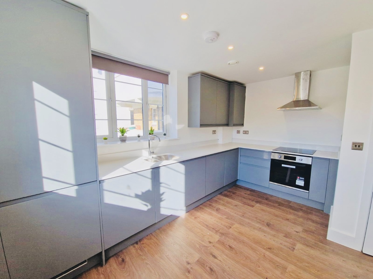 2 Bed Flat, Wandsworth Road, SW8 photo 3