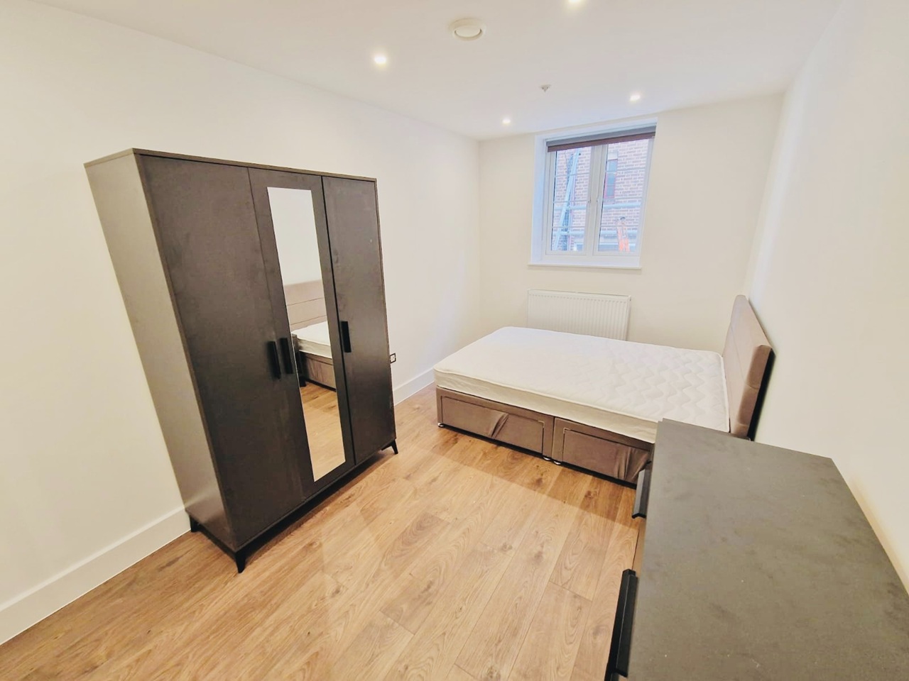 2 Bed Flat, Wandsworth Road, SW8 photo 2