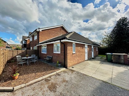 Studio Flat, Denton, M34