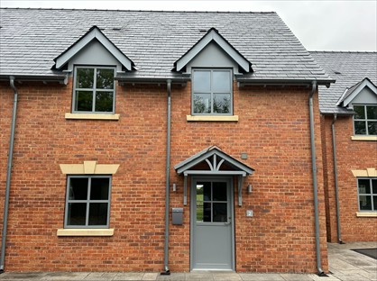 3 Bed Semi-Detached House, Woodland View, HR4