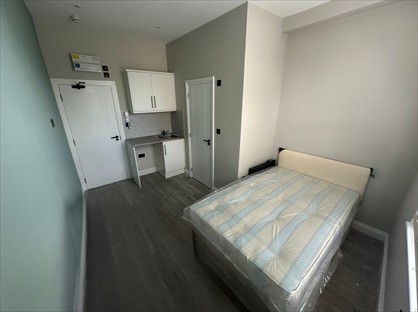 Studio Flat, Bond Road, KT6