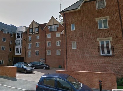 2 Bed Flat, Stone Court, RH10