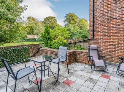 2 Bed Flat, Lyonsdown Road, EN5