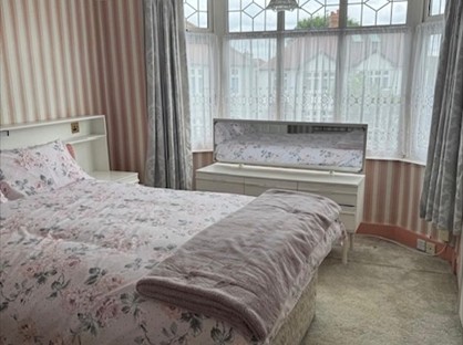 3 Bed Semi-Detached House, Chestnut Grove, TW7