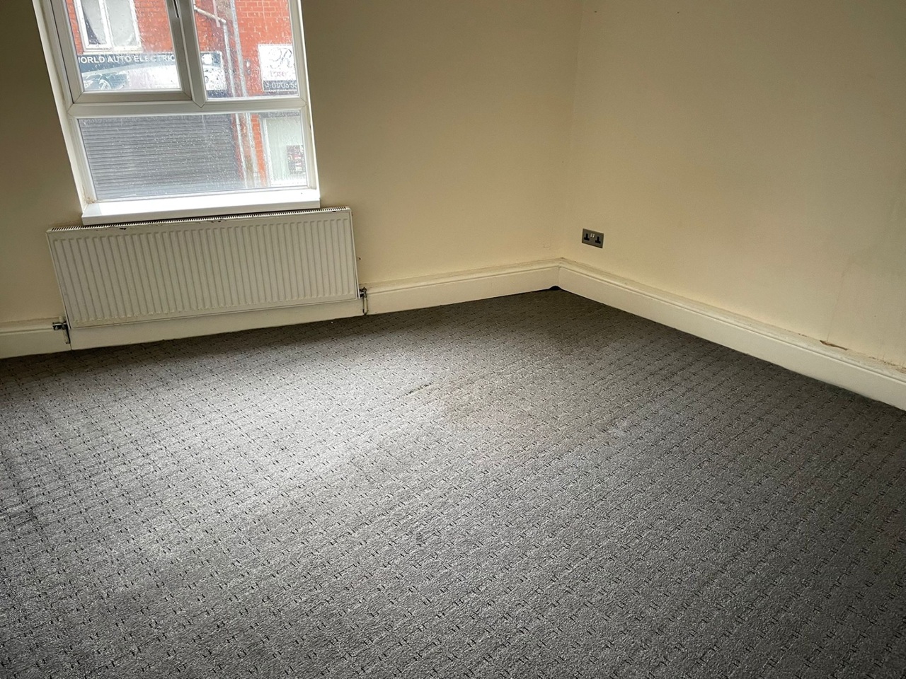 Rochdale - 1 Bed Flat, Whitworth Road, OL12 - To Rent Now for £650.00 p/m