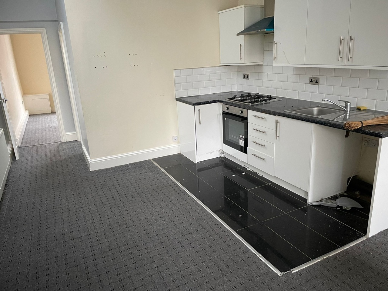 Rochdale - 1 Bed Flat, Whitworth Road, OL12 - To Rent Now for £650.00 p/m