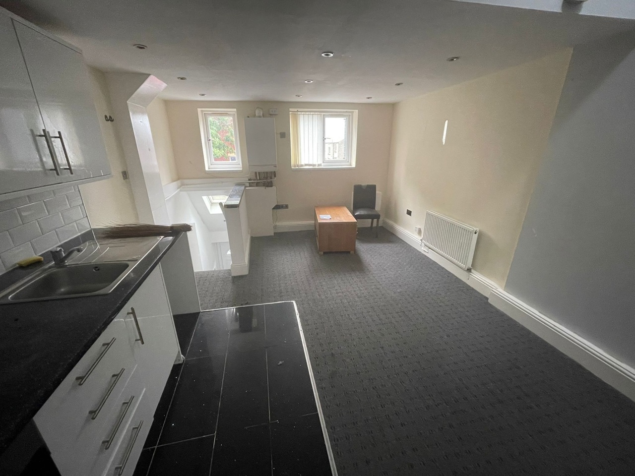 Rochdale - 1 Bed Flat, Whitworth Road, OL12 - To Rent Now for £650.00 p/m