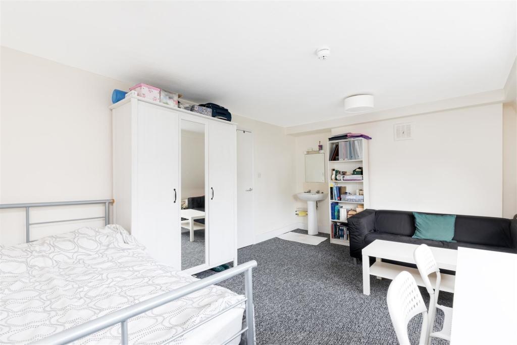 Studio Flat, Crowndale House, NW1 photo 3
