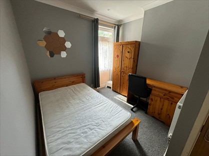 5 Bed Semi-Detached House, Newcombe Road, SO15