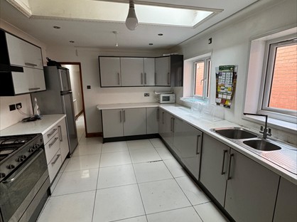 Room in a Shared House, Ellesmere Road, B8