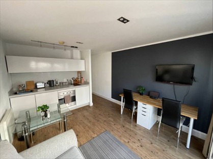 Studio Flat, Hub, B4