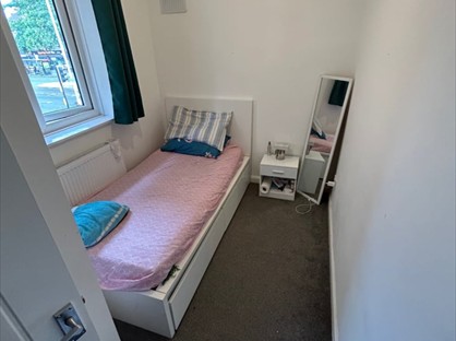 Room in a Shared House, Longbridge Road, RM8
