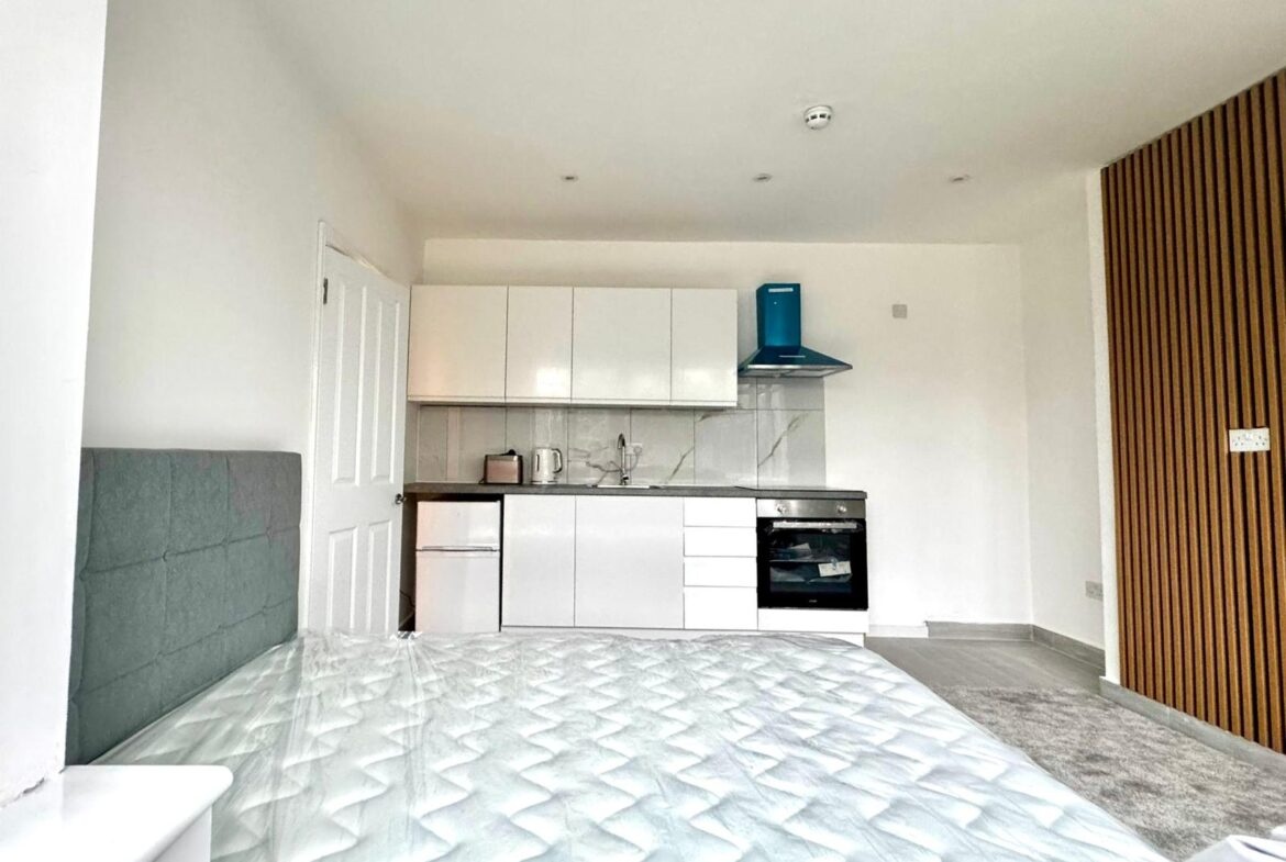 London - Studio Flat, Great North Way, NW4 - To Rent Now for £1,200.33 p/m