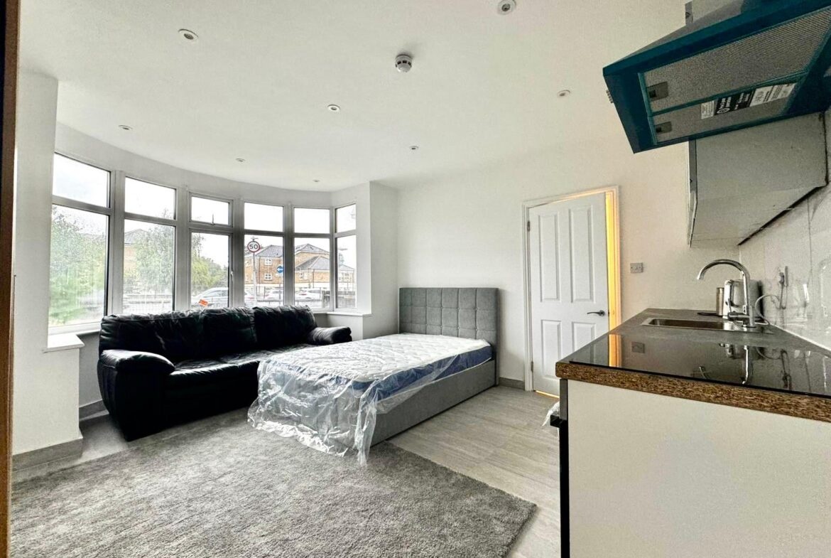 London - Studio Flat, Great North Way, NW4 - To Rent Now for £1,200.33 p/m