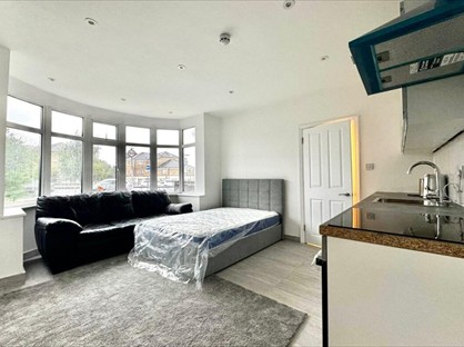 Studio Flat, Great North Way, NW4
