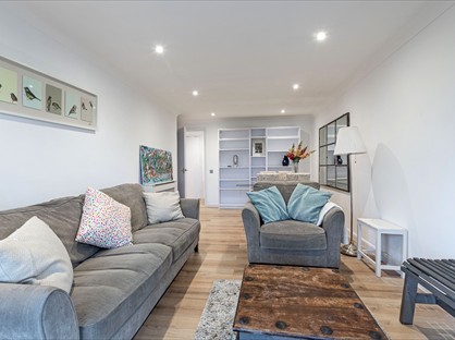 2 Bed Flat, Gallagher Court, SW11