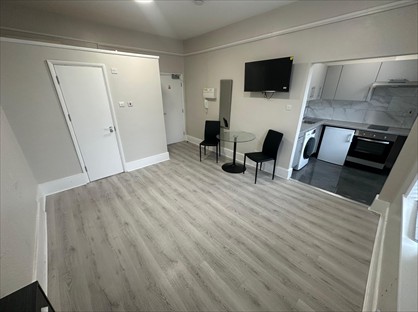 Studio Flat, Hawkwood Mount, E5