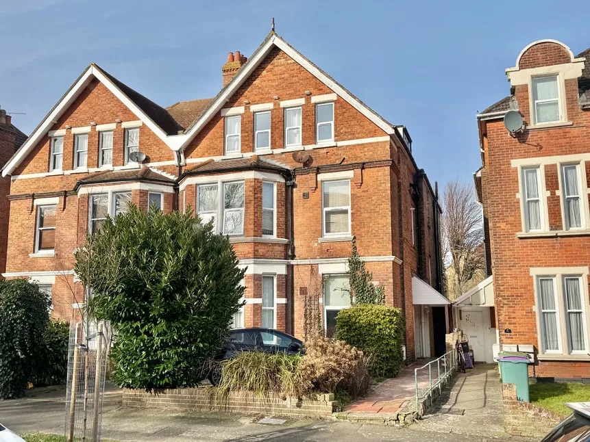 Folkestone - 2 Bed Flat, Bouverie Road West, CT20 - To Rent Now for £ ...