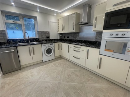 3 Bed Terraced House, Manor Road, SE25