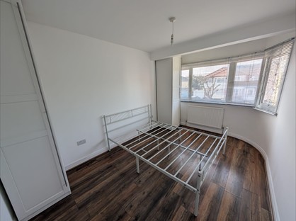 Room in a Shared House, Thurlow Gardens, IG6