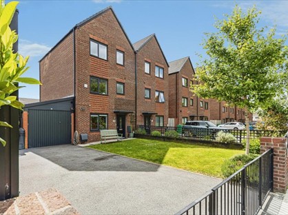 4 Bed Semi-Detached House, Redcliffe Drive, M4