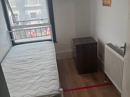 Room in a Shared House, Carlyle Road, E12