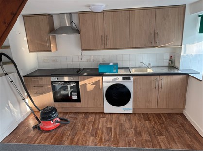 1 Bed Semi-Detached House, Upper North Street, BS27