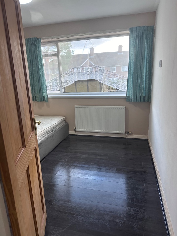 Room in a Shared Flat, Heneage Place, B7