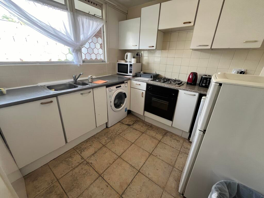 3 Bed Flat, Rosenau Road, SW11