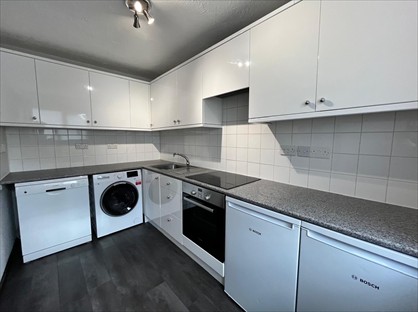 1 Bed Flat, King Arthur Court, EN8