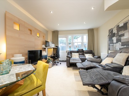 4 Bed Terraced House, Regent Mews, CV31