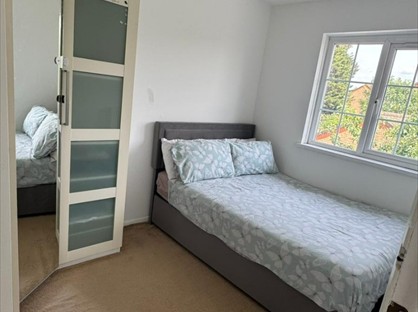 Room in a Shared House, Hookstone Way, IG8