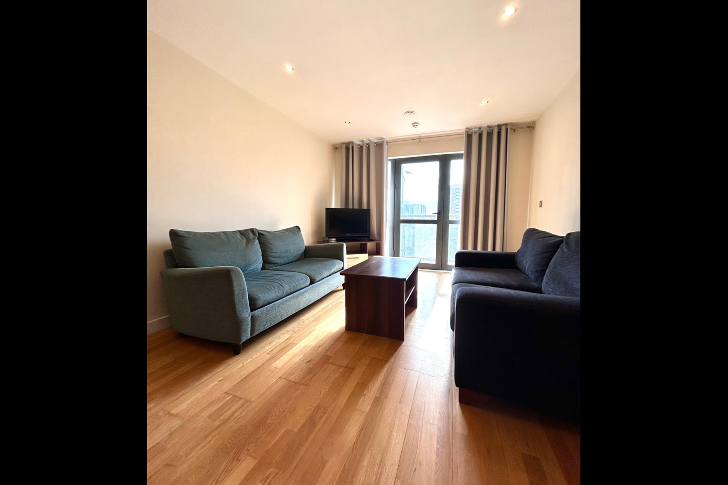 2 Bed Flat, The Reach, L3 photo 4