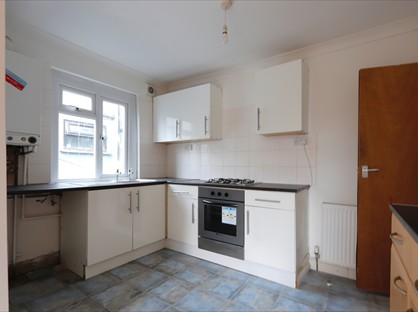 4 Bed Maisonette, Holton Road, CF63