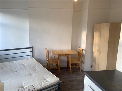 Studio Flat, The Broadway, NW7