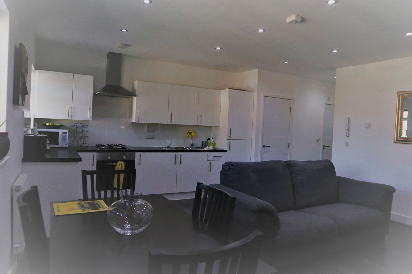 Bagshot - 1 Bed Flat, High Street, GU19 - To Rent Now for £900.00 p/m
